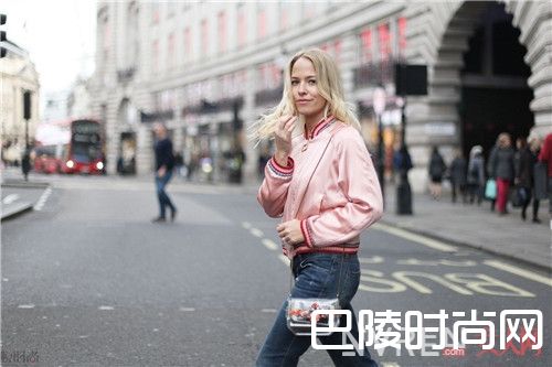 粉色飞行员夹克怎么搭配好_时尚圈最美粉色穿搭秘诀 初春时节的粉色狂想曲