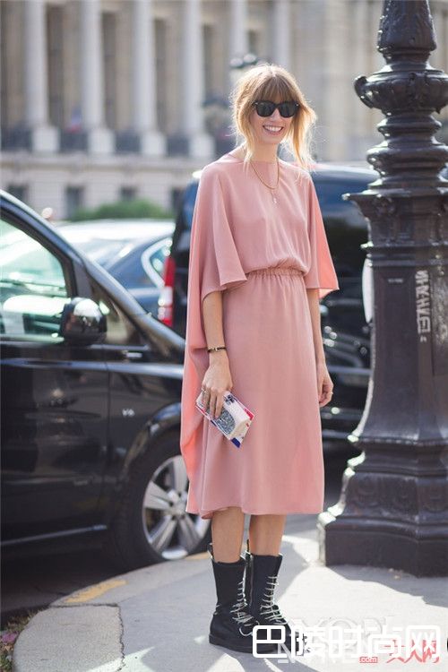 粉色半裙怎么搭配时尚_时尚圈最美粉色穿搭秘诀 初春时节的粉色狂想曲