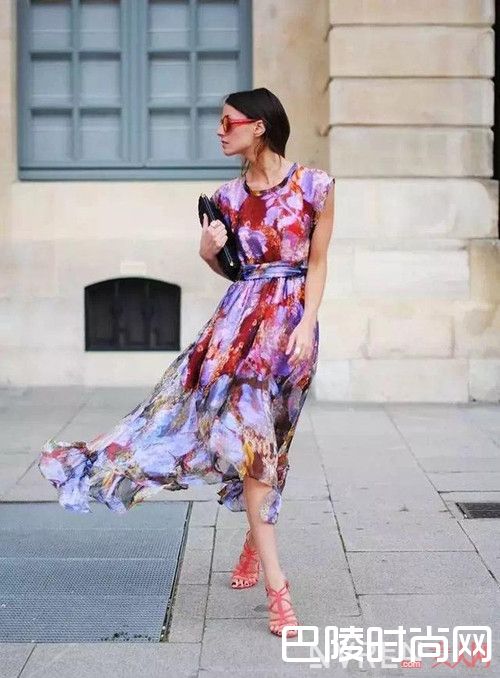 网纱印花裙怎么穿出浪漫感_春天的正确打开方式 今季流行印花裙抢先看