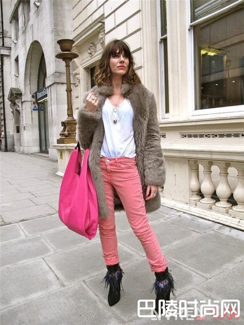粉色裤装如何搭配好_时尚圈最美粉色穿搭秘诀 初春时节的粉色狂想曲