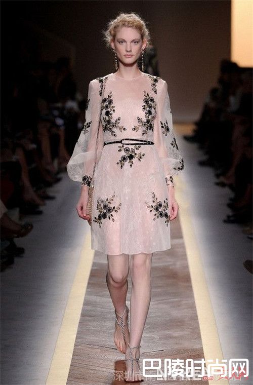 粉色服饰怎么搭配时髦_时尚圈最美粉色穿搭秘诀 初春时节的粉色狂想曲