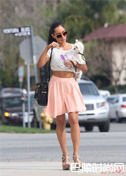 粉色半裙怎么搭配时尚_时尚圈最美粉色穿搭秘诀 初春时节的粉色狂想曲