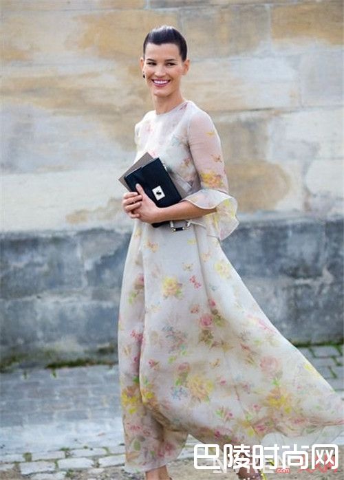 春天的印花裙怎么搭配有气质_春天的正确打开方式 今季流行印花裙抢先看