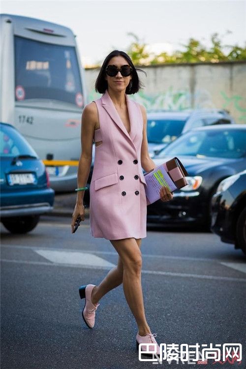 粉色半裙怎么搭配时尚_时尚圈最美粉色穿搭秘诀 初春时节的粉色狂想曲