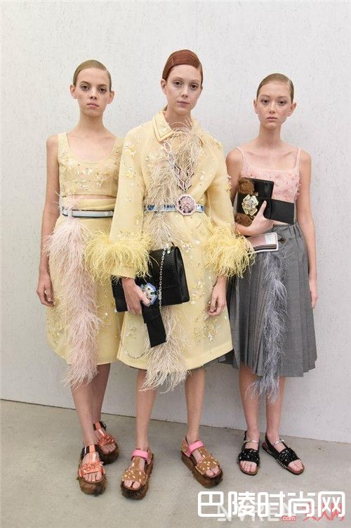 Prada Plex Ribbon小包简介_潮流小包当道 你还有不入手的理由吗？