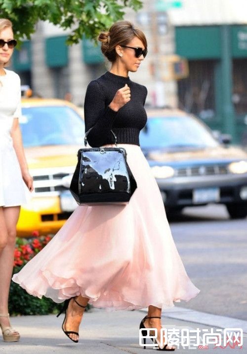 粉色裤装如何搭配好_时尚圈最美粉色穿搭秘诀 初春时节的粉色狂想曲