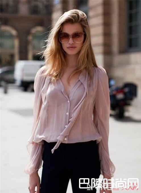 雪纺衬衫如何搭配_雪纺衬衫搭配手册 一招教你穿出御姐萝莉范