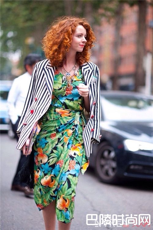 春天的印花裙怎么搭配有气质_春天的正确打开方式 今季流行印花裙抢先看