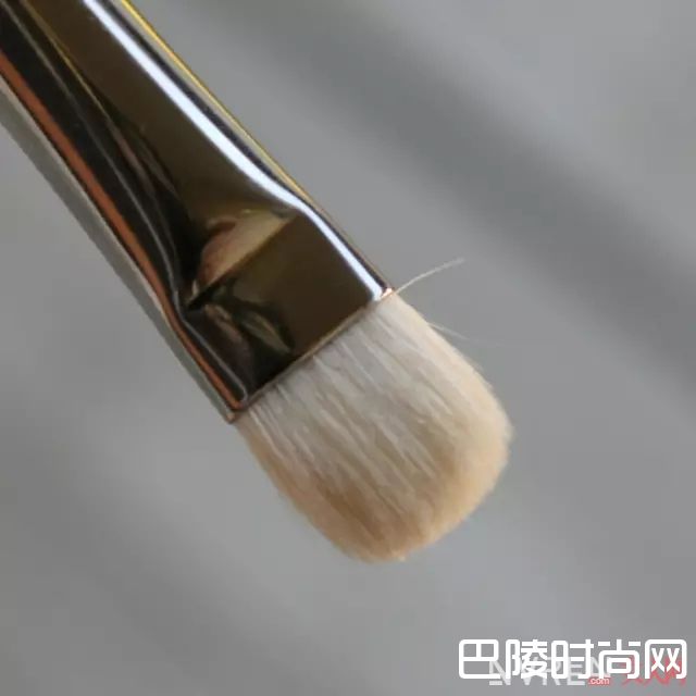 眼影刷的种类和选择_化妆刷选不对，买再多大牌化妆品都是浪费！