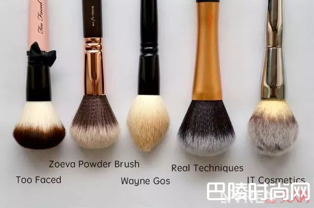 散粉刷的种类选择_化妆刷选不对，买再多大牌化妆品都是浪费！