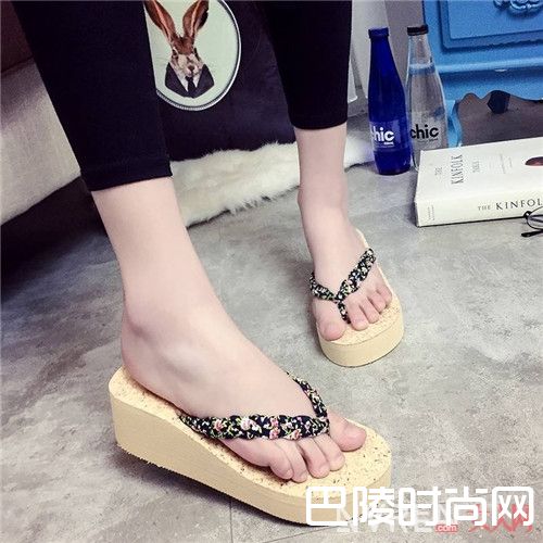 凉拖都有什么类型_夏天必备凉拖 如何挑选一双女神范的凉拖看着就够了