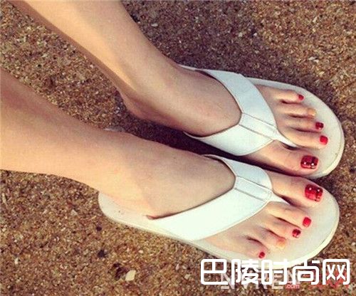 人字拖怎么挑选_夏天必备凉拖 如何挑选一双女神范的凉拖看着就够了