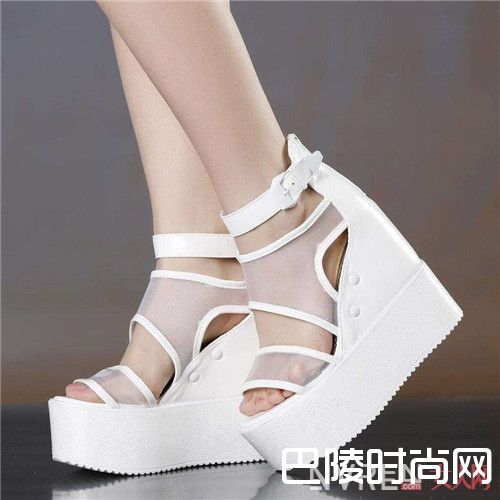 坡跟凉鞋怎么样_美女们别再乱买鞋了 拥有这十款就能驾驭各个场合