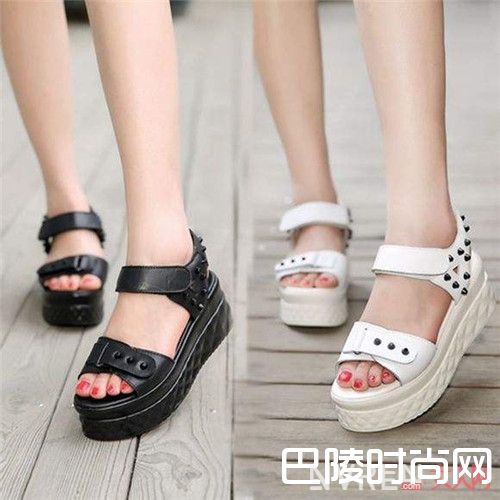 坡跟凉鞋怎么样_美女们别再乱买鞋了 拥有这十款就能驾驭各个场合