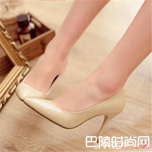 裸色高跟鞋怎么样_美女们别再乱买鞋了 拥有这十款就能驾驭各个场合