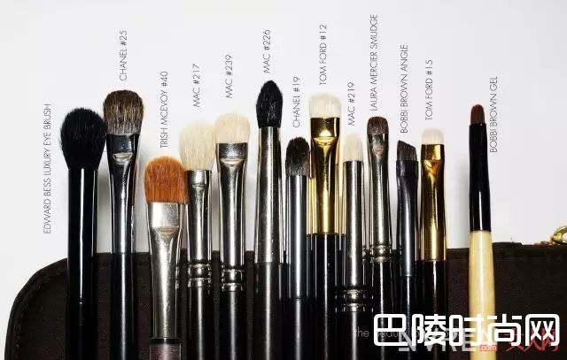 眼影刷的种类和选择_化妆刷选不对，买再多大牌化妆品都是浪费！