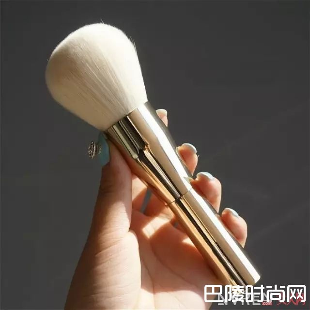 散粉刷的种类选择_化妆刷选不对，买再多大牌化妆品都是浪费！