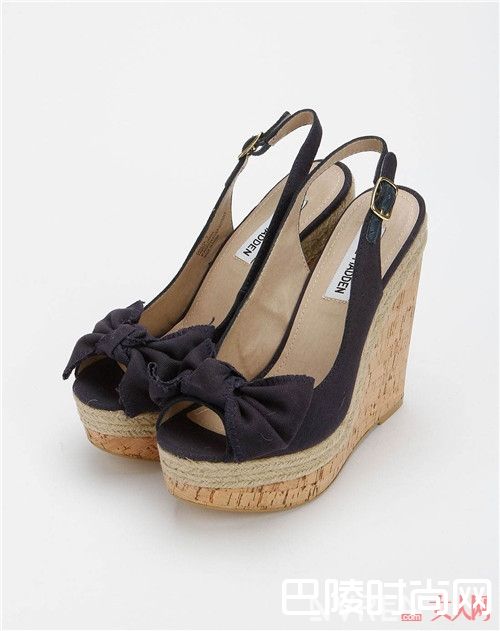 坡跟凉鞋怎么样_美女们别再乱买鞋了 拥有这十款就能驾驭各个场合