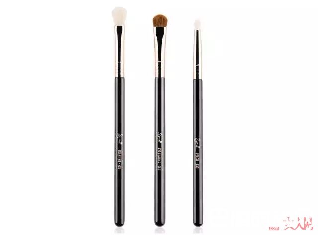 眼影刷的种类和选择_化妆刷选不对，买再多大牌化妆品都是浪费！