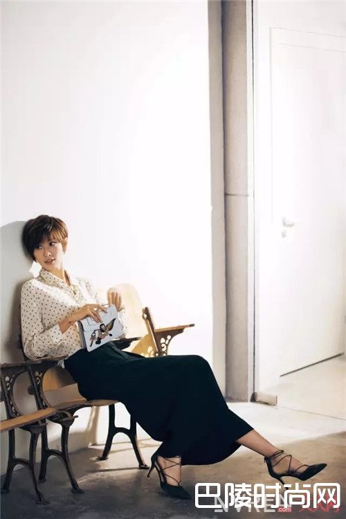 赫本式的衬衫_这些女神的经典风格单品 这个春天就这样穿！