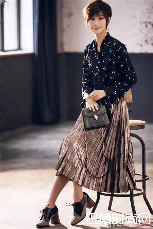 赫本式的衬衫_这些女神的经典风格单品 这个春天就这样穿！