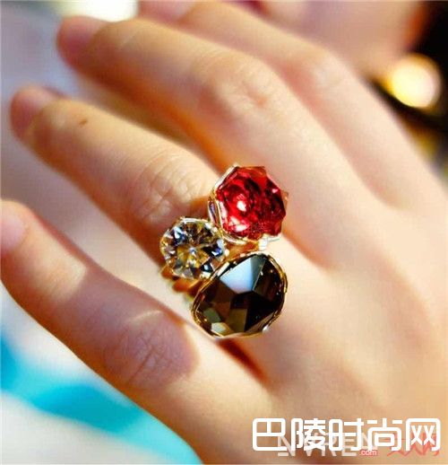 金色系的几何形戒指怎么组合_指尖新风潮:十三种戒指怎么混搭好看?