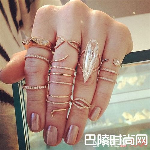 玫瑰金戒指搭配上有什么规范吗_指尖新风潮：13种戒指怎么混搭好看？
