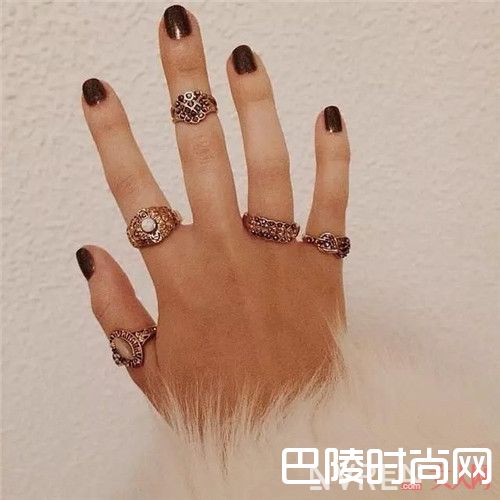 金色系的几何形戒指怎么组合_指尖新风潮:十三种戒指怎么混搭好看?