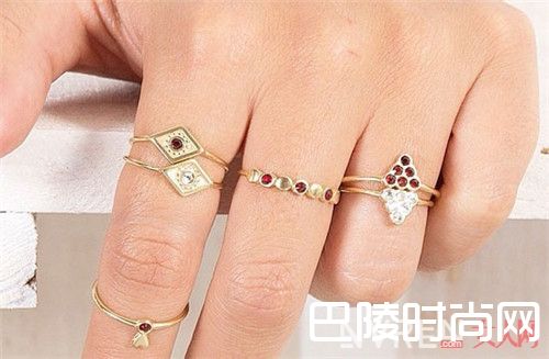 细型戒指如何搭配好_指尖新风潮：13种戒指怎么混搭好看？