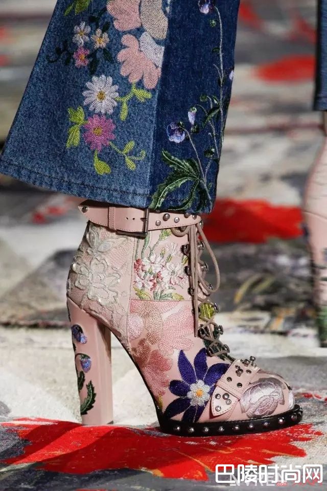 花朵元素_春夏美鞋怎么买，这可是今年夏天最齐全的美鞋指南