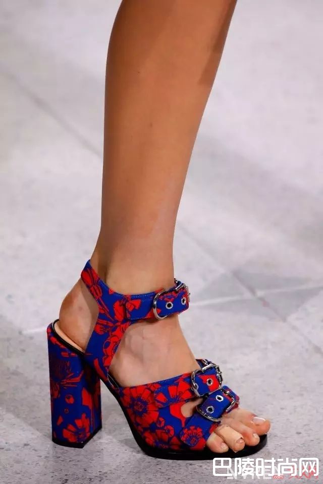 花朵元素_春夏美鞋怎么买，这可是今年夏天最齐全的美鞋指南