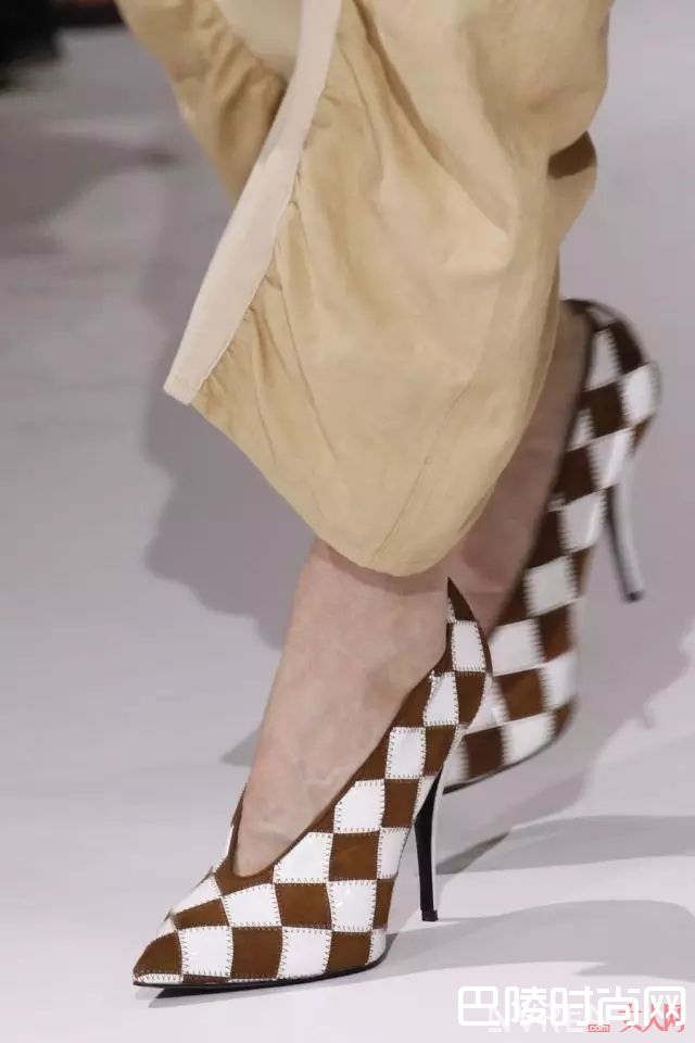 V口鞋_春夏美鞋买什么，这可能是今年夏天最齐全的美鞋指南