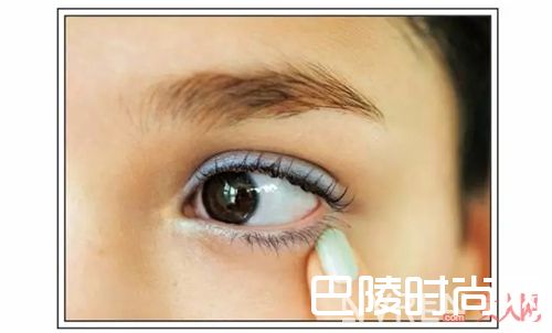 清凉感的蓝色眼妆_巧用彩妆新色 颜值与时尚感up up up!