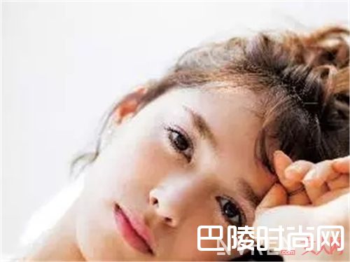 性感的粉紫色眼妆_巧用彩妆新色 颜值与时尚感up up up!