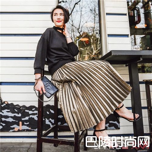 金属质感的百褶裙怎么搭配_有了这四款气质裙装 承包2017早春最美搭配！