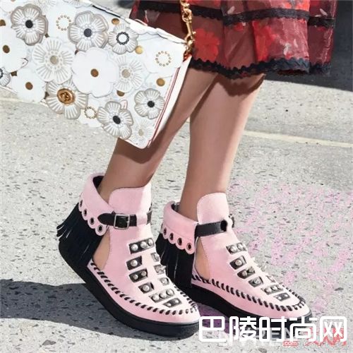 Coach Dinky_他们把属于春天的烂漫都背在了自己身上！