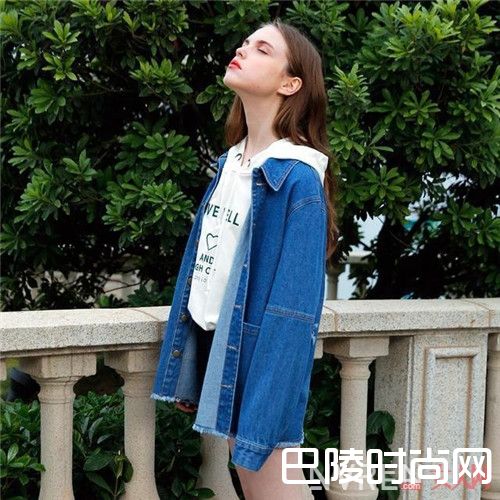 连帽卫衣搭配牛仔外套好搭吗_连帽卫衣怎么搭配外套？6种方式教你潮范显现