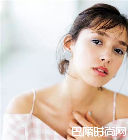 清凉感的蓝色眼妆_巧用彩妆新色 颜值与时尚感up up up!