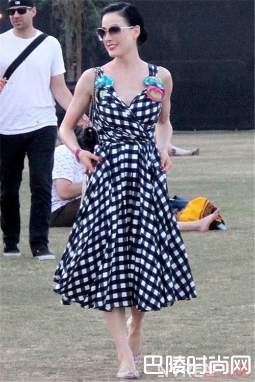 哪种吊带裙适合有小肚腩的你_今年最流行的6款时尚潮流连衣裙 总有一款是你喜欢的