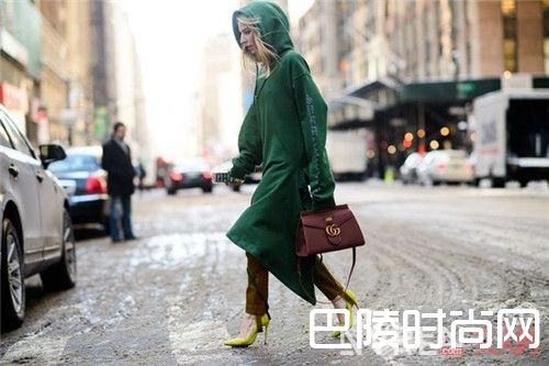 什么颜色搭配是全场焦点_揭晓:纽约时装周场外时髦潮人的穿搭技巧