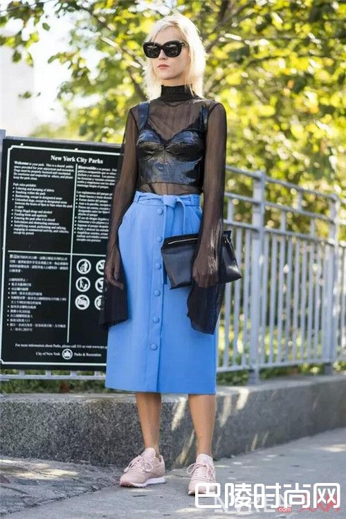 亮色半裙搭配什么彰显优雅气质_揭晓:纽约时装周场外时髦潮人的穿搭技巧