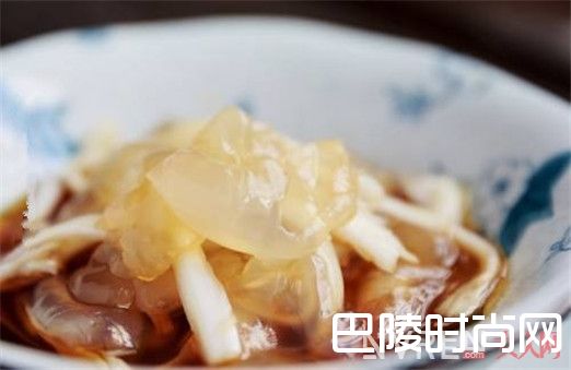 海蜇皮增加肌肤水分_皮肤干燥?6种食物让你的几乎肌肤水嫩动人