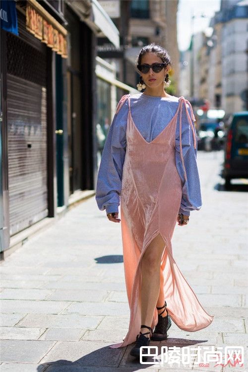 丝绒小吊带裙如何搭配可爱显小_春天来临各种连衣裙齐上阵 百搭的连衣裙哪款是你最喜欢的