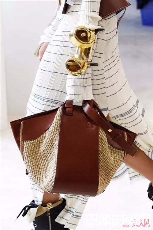LOEWE包包推荐_这几个新包听说可以时髦50年！你信吗？