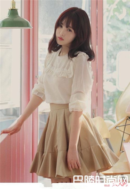丝绒小吊带裙如何搭配可爱显小_春天来临各种连衣裙齐上阵 百搭的连衣裙哪款是你最喜欢的