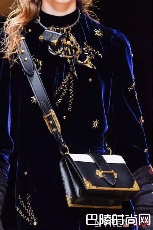 Prada Cahier&Ribbon包包推荐_这几个新包听说可以时髦50年！你信吗？