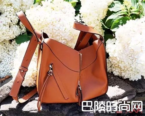 LOEWE包包推荐_这几个新包听说可以时髦50年！你信吗？
