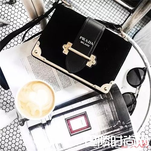 Prada Cahier&Ribbon包包推荐_这几个新包听说可以时髦50年!你信吗?