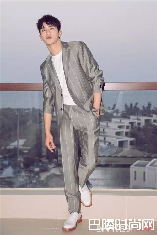 这些明星已经穿在身上_没有多余、没有浮华 Ferragamo美得刚刚好～