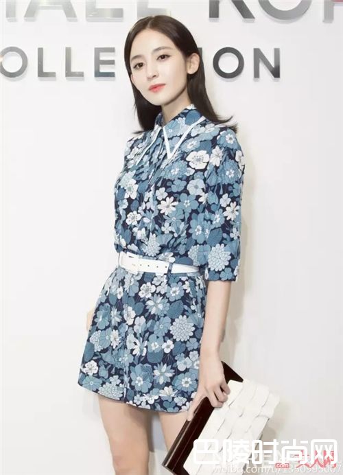 明星们都穿上了印花裙_春风十里 不如将一缕繁花穿在身的你！